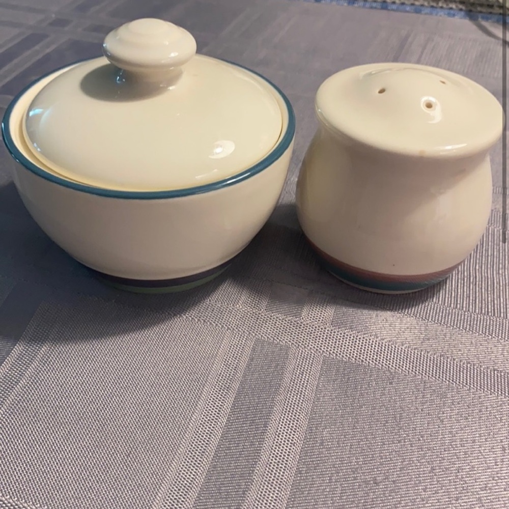 Pfaltzgraff Vintage Sugar Bowl with lid and a Shaker. Great preowned con…